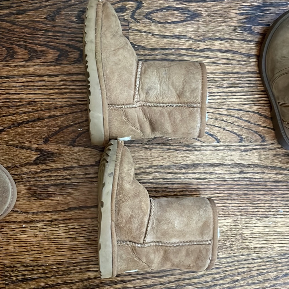 Ugg - Picture 3 of 4